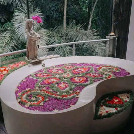 Exotic flower bath